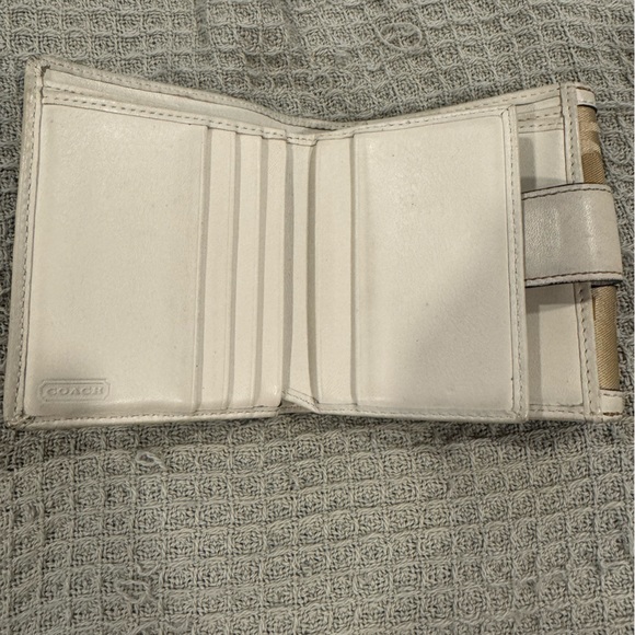 Small COACH White/Beige wallet with Big C, fits in medium/large handbags or tote - Picture 6 of 7